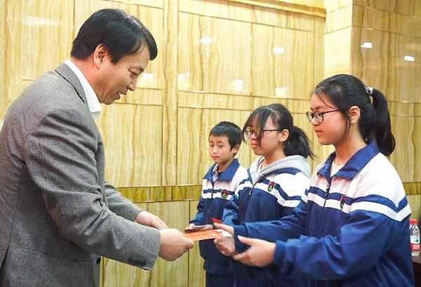中國華融黨委副書記、監(jiān)事長(zhǎng)胡建忠一行赴四川宣漢縣調(diào)研督導(dǎo)扶貧工作