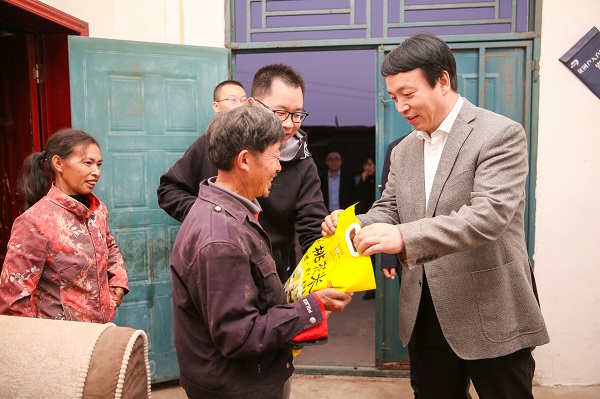中國華融黨委副書記、監(jiān)事長(zhǎng)胡建忠一行赴四川宣漢縣調(diào)研督導(dǎo)扶貧工作